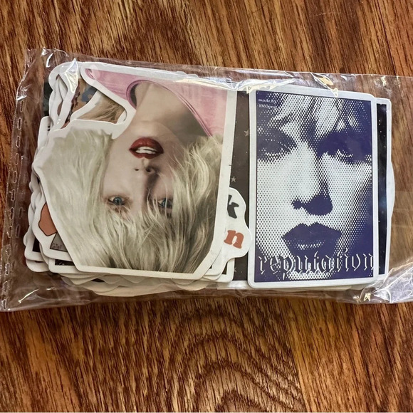 🆕 100 piece Taylor Swift Sticker Set - Picture 1 of 2